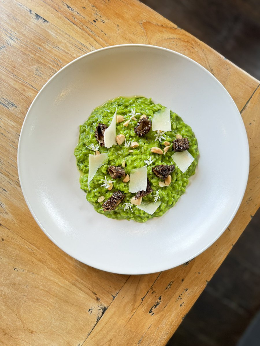 TheKentishHare's tweet image. Wild garlic risotto, asparagus, morels, toasted almonds 
#spring #springmenu #maincourse #risotto #wildgarlic #seasonal #seasonalfood #kent #kentrestaurant #top50gastropubs #michelinguide #thekentishhare