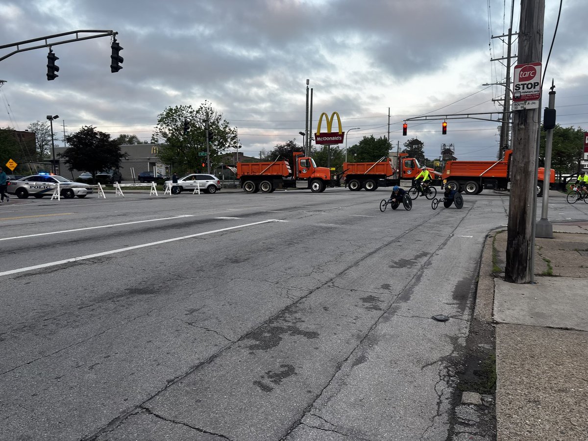 MadisonPHL17's tweet photo. The first wheelchair racers just came through Mile 3! @WLKY https://t.co/W5IQcs6yWy