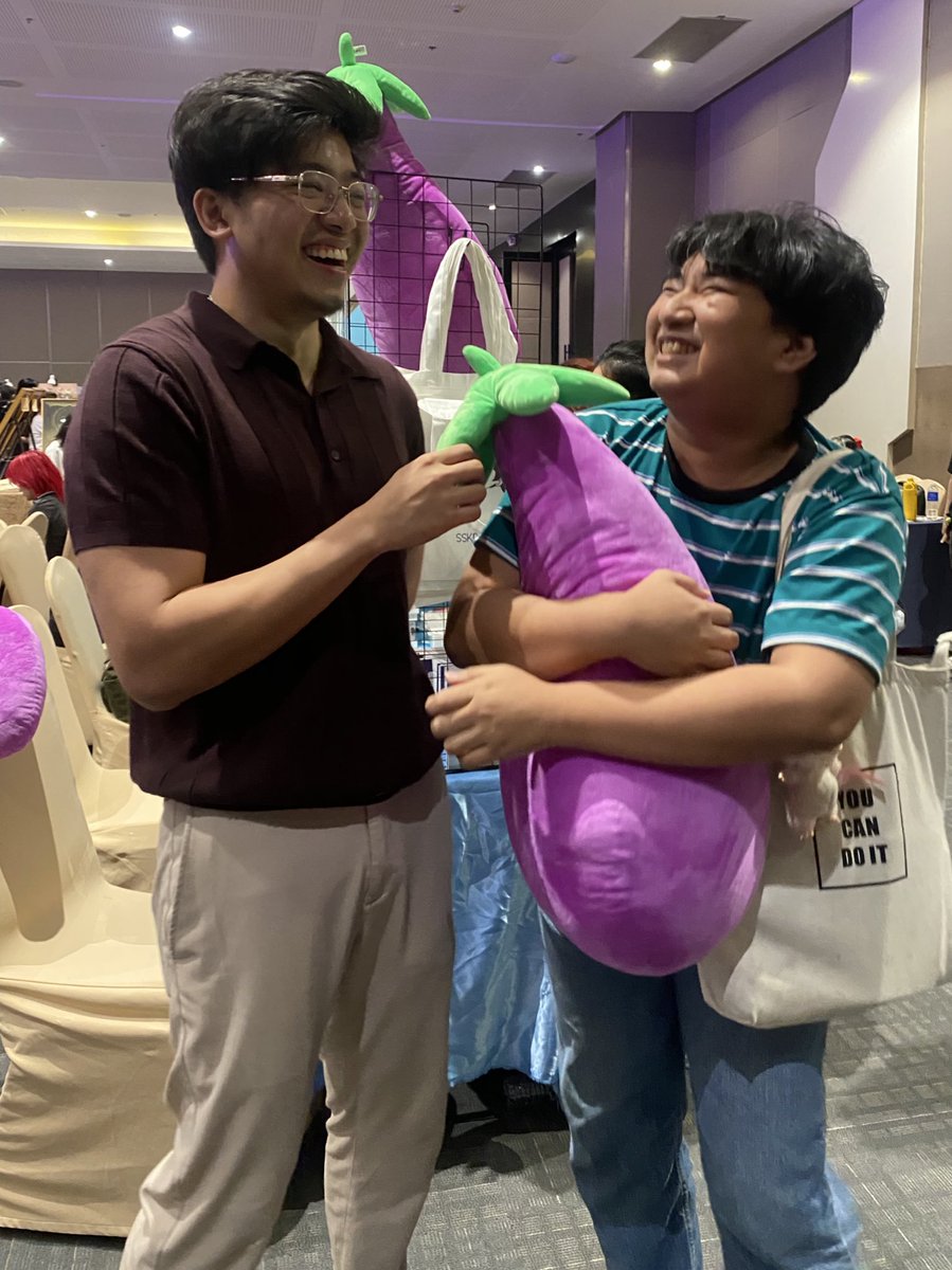 kaka papicture ko lang sa kaniya last komiket x, nagpapic na naman ulit sa pota: davao. nakilala na niya tuloy ako 🤭 hello <a href="/ajbacar/">Aj Bacar</a> <a href="/sskaitcomics/">Sskait</a> 😊👋