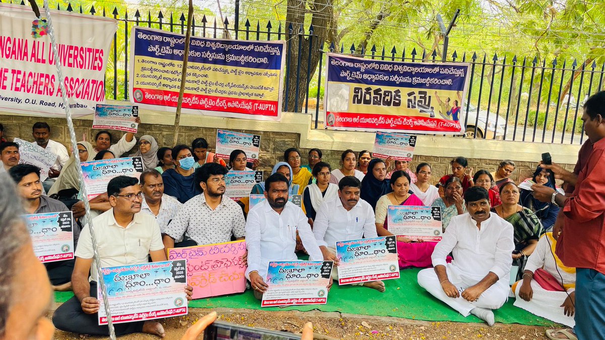 VatteJanaiah's tweet photo. తెలంగాణ రాష్ట్రంలోని వివిధ విశ్వవిద్యాలయాల్లో పని చేస్తున్న పార్ట్ టైమ్ అధ్యాపకుల నిరవధిక సమ్మెకు మద్దతు పలికిన @TeenmarMallanna గారు, తెలంగాణ రాష్ట్ర బీసీ జేఏసీ సమన్వయ కర్త వట్టె జానయ్య యాదవ్ గారు
#vattejanaiahyadavofficial #TeenmarMallanna #bcjac #Telangana #hyderabad https://t.co/0G8Gf8JZ5u