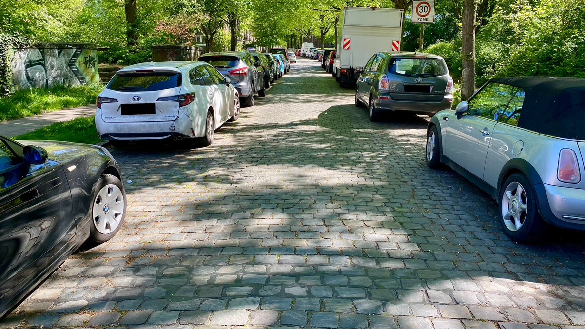 Beide Bilder zeigen die gleiche Straße. Besser kann man gar nicht zeigen wie viel Platz diese Stehzeuge im öffentlichen Raum einnehmen.