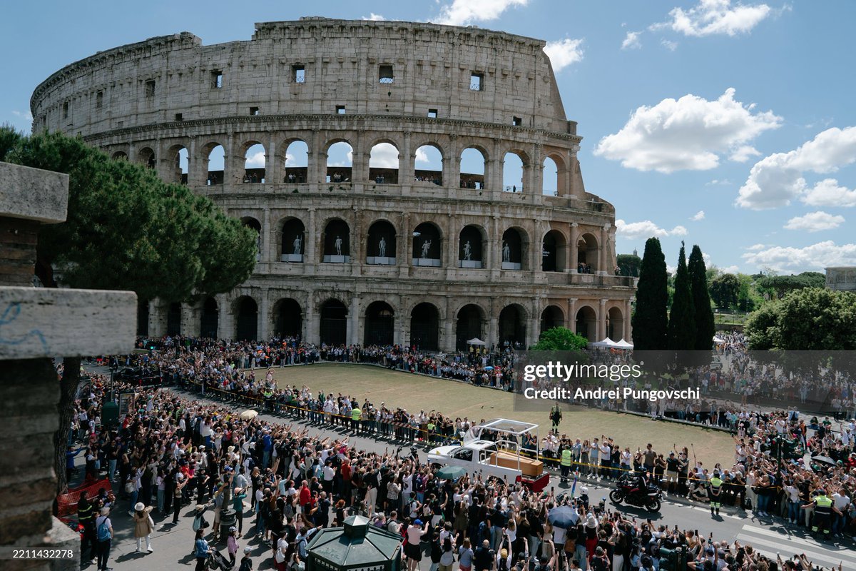 esisteunposto's tweet image. la potenza della foto della bara che passa davanti al Colosseo, nato praticamente insieme al cristianesimo.
Da lì sono passati tutti e 266 i papi di Santa Romana Chiesa 🤯
#PapaFrancesco #funerali
#funeralipapafrancesco