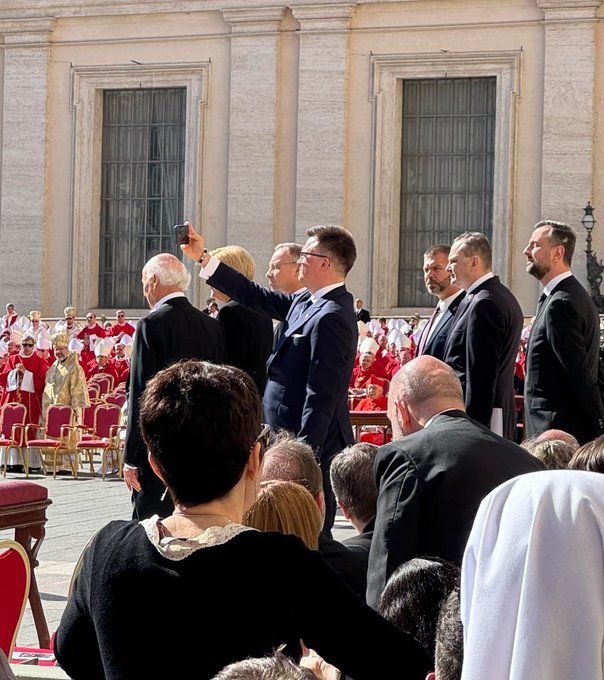 Hołownia dziś przyćmił wszystko, nawet pogrzeb papieża 😂