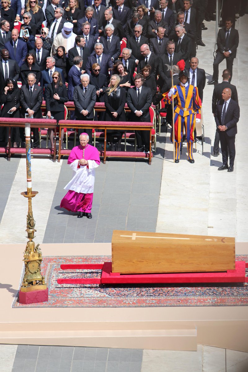 OPRArgentina's tweet image. El Presidente Javier Milei despidió al argentino más importante de nuestra historia: el Papa Francisco.
El Santo Padre llevó en su corazón el alma de nuestra tierra y la sembró en cada rincón del planeta. No le decimos adiós porque su legado ya es eterno.