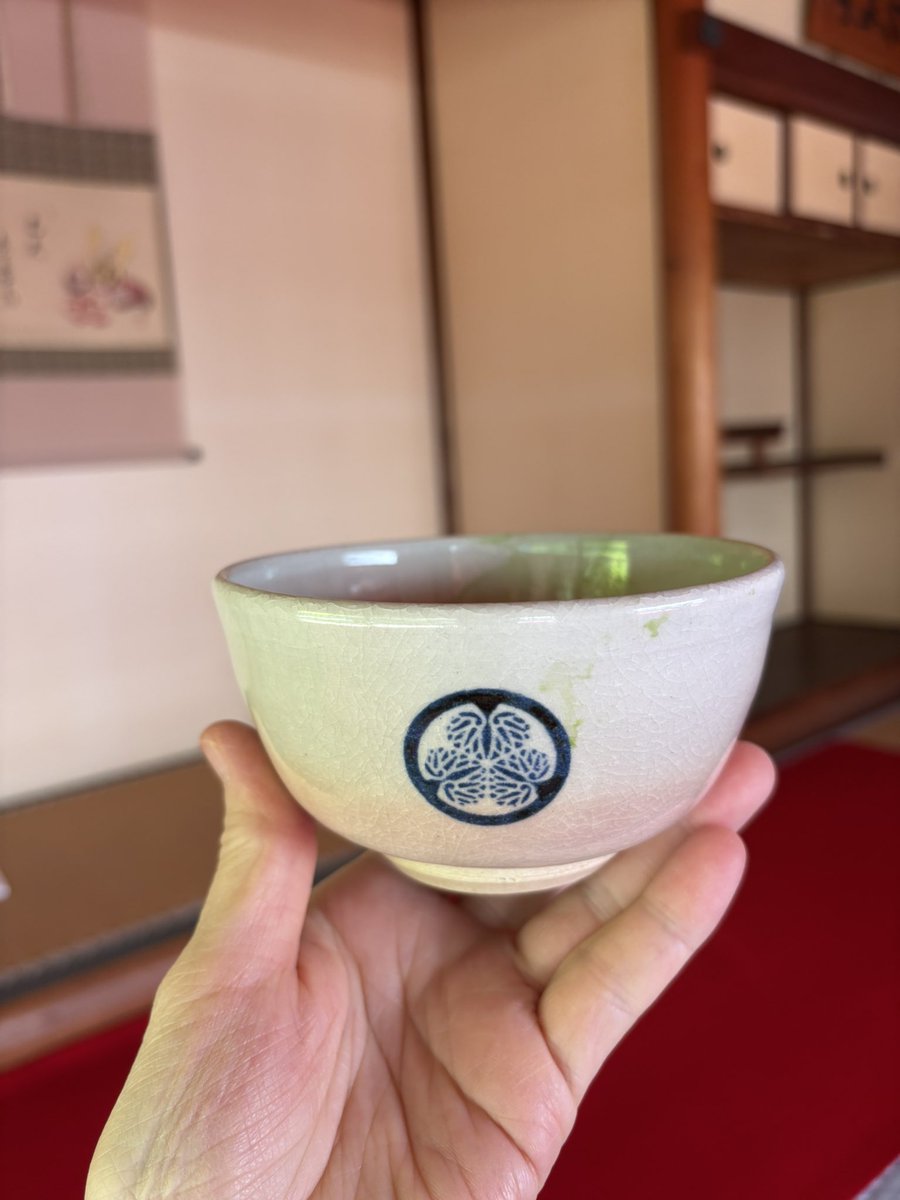 二之丸史跡庭園にて吟行句会をこじんまりと
花手水や映スポット(お花のアーチやお花のベンチ)躑躅も藤の花も美しく
聚楽亭でお茶いただきました
#松山市 #二之丸史跡庭園 
#恋する庭園2025