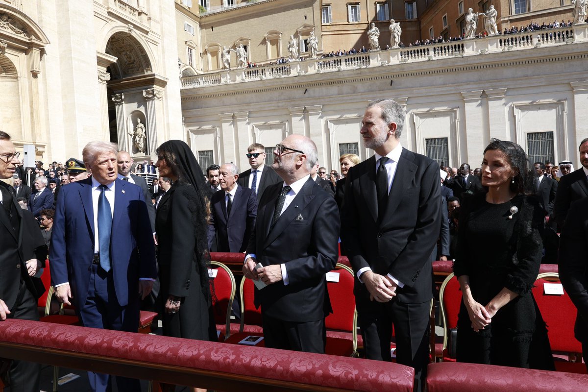 CasaReal's tweet photo. Los Reyes han asistido a la Misa exequial por Su Santidad el Papa Francisco, en el atrio de la Basílica de San Pedro.

➡️https://t.co/mhzpWbbyfb https://t.co/hDERPn3a6N