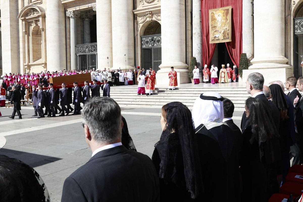 CasaReal's tweet photo. Los Reyes han asistido a la Misa exequial por Su Santidad el Papa Francisco, en el atrio de la Basílica de San Pedro.

➡️https://t.co/mhzpWbbyfb https://t.co/hDERPn3a6N