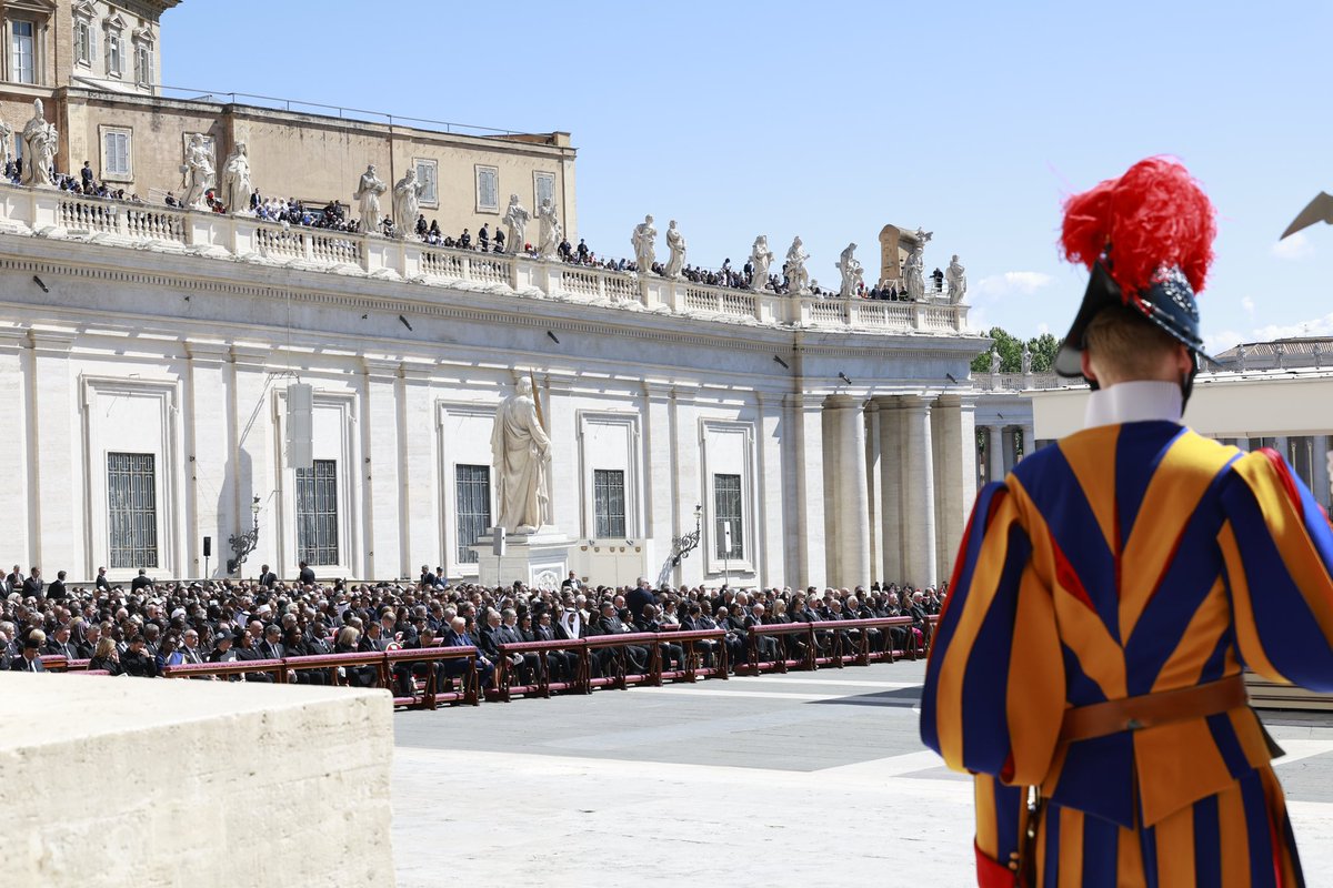 Los Reyes han asistido a la Misa exequial por Su Santidad el Papa Francisco, en el atrio de la Basílica de San Pedro.

➡️casareal.es/ES/Actividades…