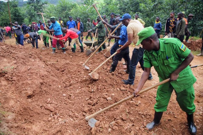Burera District (@bureradistrict) on Twitter photo Umuyobozi w'Akarere, <a href="/MukamanaSoline/">MUKAMANA Soline/Mayor BURERA District</a> ,Perezida w'Inama Njyanama y'Akarere, Bizimungu J.B,Umuyobozi wako wungirije ushinzwe imibereho myiza y'abaturage, <a href="/MwananguT/">Mwanangu Theophile</a> n'Inzego z'umutekano bafatanyije n'abaturage mu Murenge wa Kinyababa gutunganya umuhanda wari watembeyemo itaka. Umuyobozi w'Akarere, <a href="/MukamanaSoline/">MUKAMANA Soline/Mayor BURERA District</a> ,Perezida w'Inama Njyanama y'Akarere, Bizimungu J.B,Umuyobozi wako wungirije ushinzwe imibereho myiza y'abaturage, <a href="/MwananguT/">Mwanangu Theophile</a> n'Inzego z'umutekano bafatanyije n'abaturage mu Murenge wa Kinyababa gutunganya umuhanda wari watembeyemo itaka.