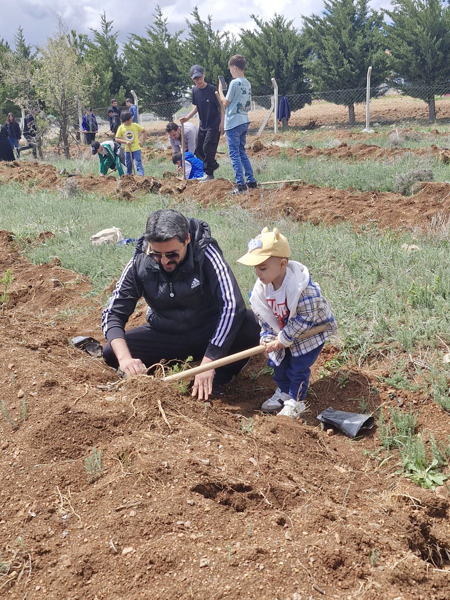 omr_ibrahimoglu's tweet photo. Peygamber Efendimiz (s.a.v) buyuruyor: 'Kıyametin kopacağını bilseniz bile elinizdeki fidanı dikin.'
Bugün cocuklarla birlikte bir çok fidan diktik, geleceğe umut ektik. ���🌲 https://t.co/usscGYoJzZ