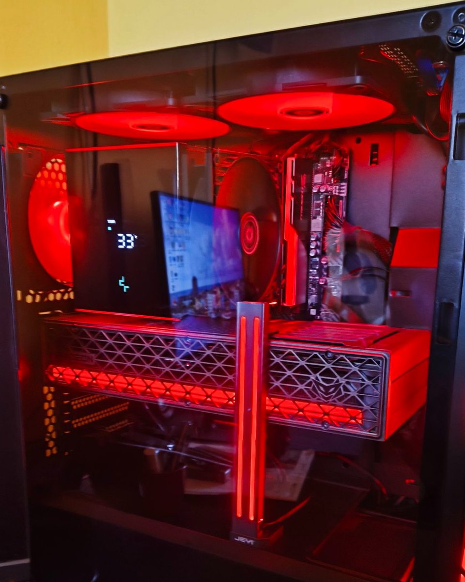 SapphireTech's tweet image. A striking red build by Jan Vlasák including our innovative SAPPHIRE NITRO+ AMD Radeon RX 9070 XT😍
.
.
#RX9070XT #gamingsetup #SAPPHIREnation #AMD #Radeon #gamingcommunity