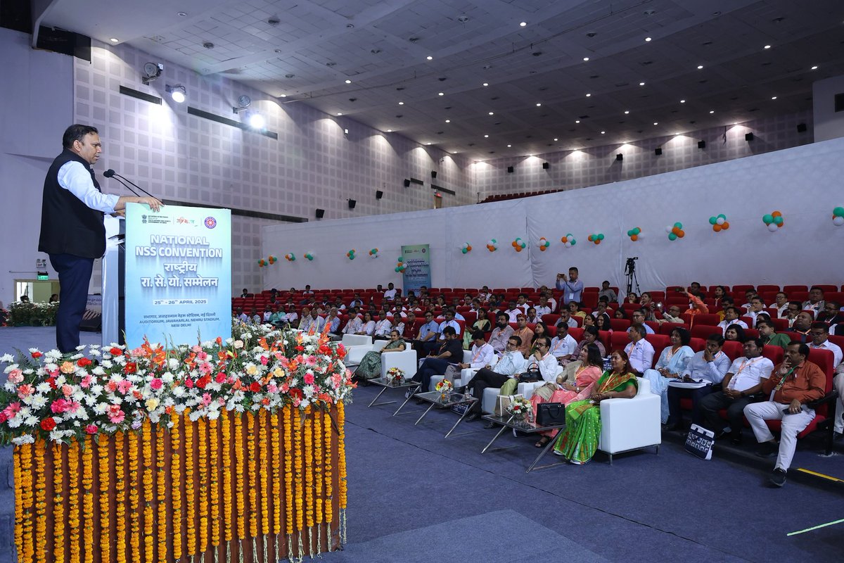 _NSSIndia's tweet photo. Today at #NSSConvention, Shri Srijan Pal Singh, founder of Kalam Centre, outlined a bold vision for future volunteerism, driven by AI and digital innovation. He urged the youth to become pioneers of change, using technology to build a better tomorrow. https://t.co/Bgo1yjQDfS