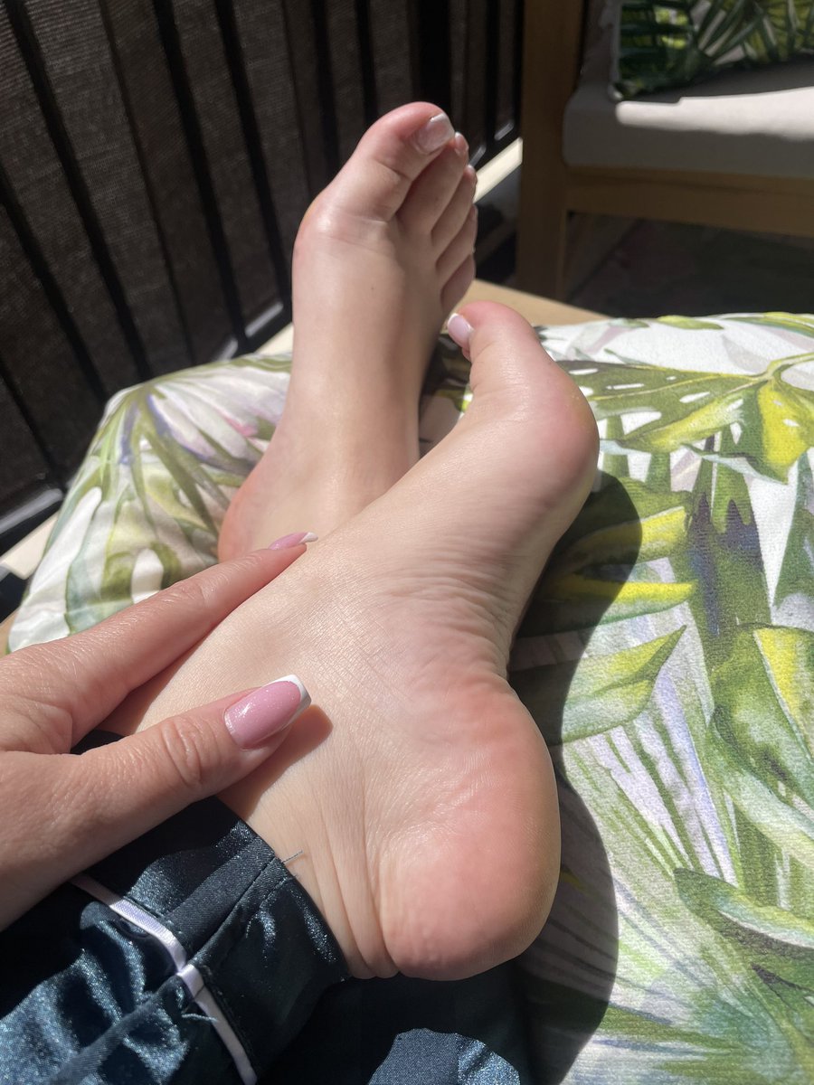 Eux aussi profitent du soleil ! 🔥

Bonne journée mes cochonnes ! 🫶🏼👑

#rtfeet #pied #fetishisme #feetfetısh #fetichiste #footlovers #footfetısh #feetgirl #moneygame #findomfantasy #feetworshi̇p #findomcash #moneyslave #cashmeets #submissive #findom #findomsub #moneyslayer