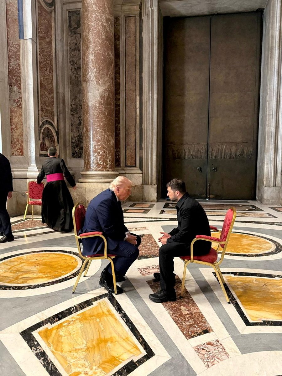 Donald Trump and Volodymyr Zelenskiy meet at the Vatican reut.rs/4ivZ5m3