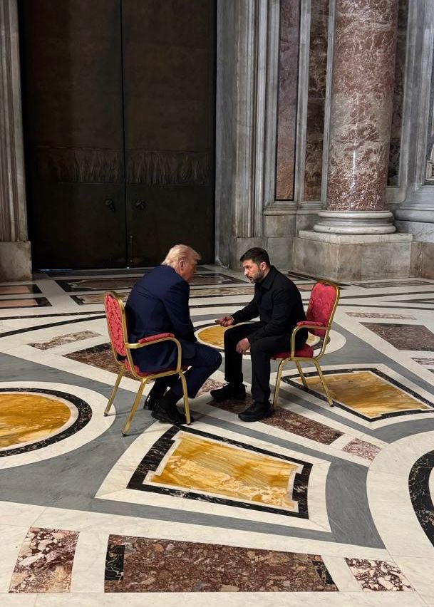 Quelle incroyable photo !

#funeraillespapefrancois
#popefrancisfuneral 

#ukraine
#Zelensky
#Trump