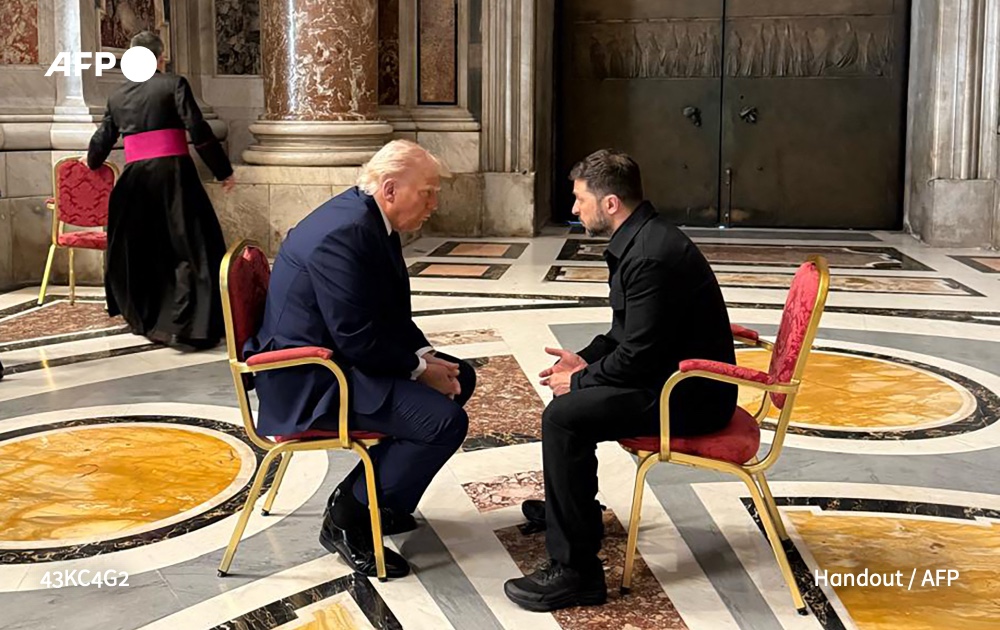 Donald Trump and Volodymyr Zelensky met briefly in St. Peter's basilica on the sidelines of Pope Francis's funeral in the Vatican, in their first encounter since a White House clash, as the US president pushes the Ukraine to make a peace deal with Russia.
u.afp.com/STqR