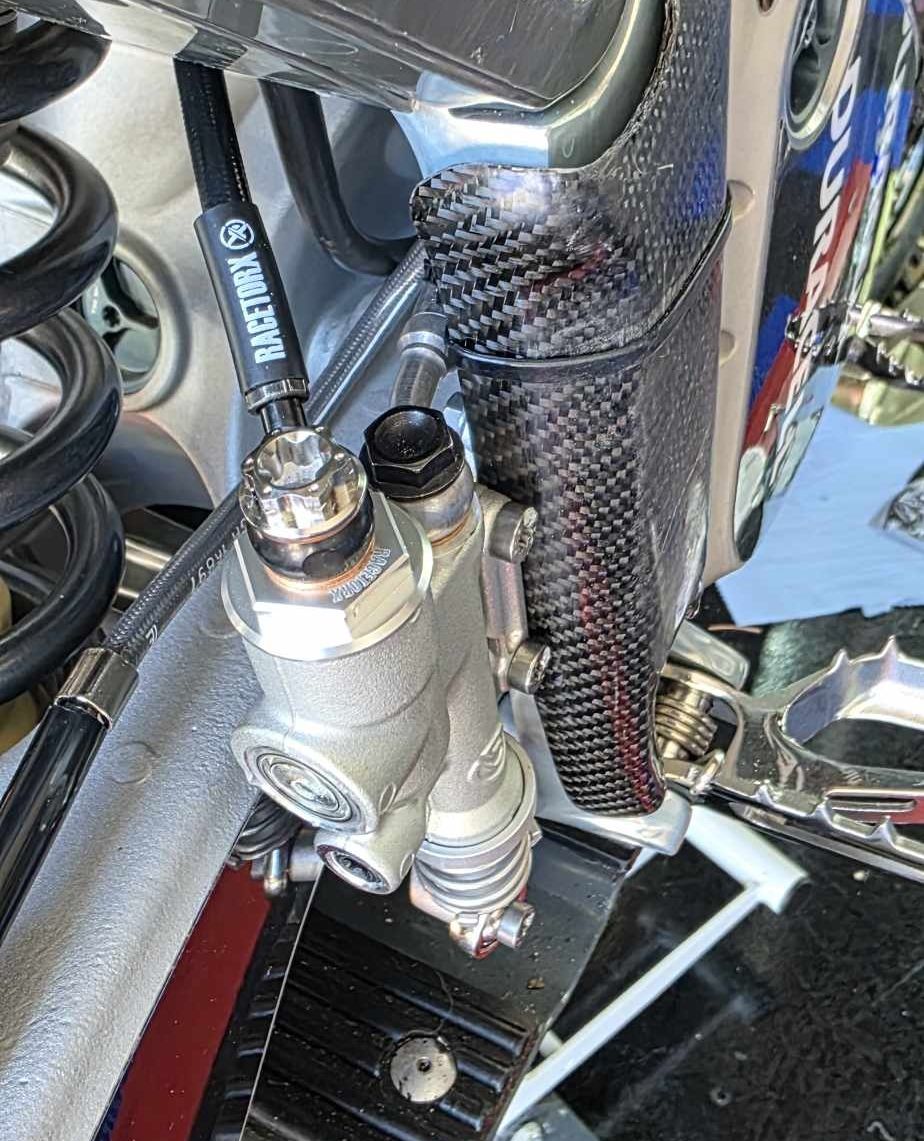 RaceTorx's tweet image. The Racetorx junction valves have been expertly crafted to allow for dual operation, allowing for seamless utilization of both the thumb brake and foot brake simultaneously. #racetorx #mastercylinder #brakes #brake #thumbbrake #thumbrake #handbrake #duelport #rearmaster #stunt