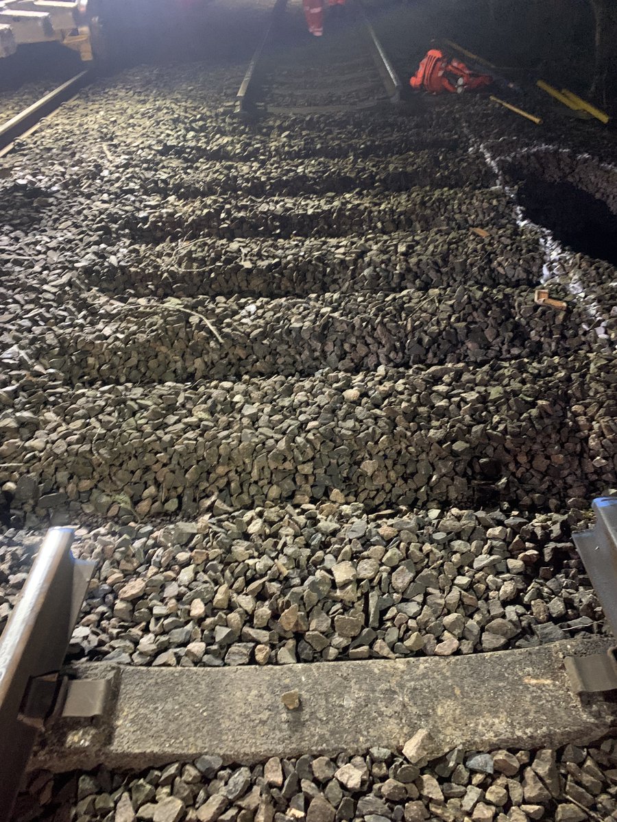 NetworkRailWAL's tweet image. Working through the night on the #Shrewsbury to #Hereford line to remove track ready to excavate the collapsed culvert.

gloo.to/FMkQ

Check before you travel: tfw.wales

#NetworkRail @tfwrail #MGroup #SafetyFirst #CivilEngineering