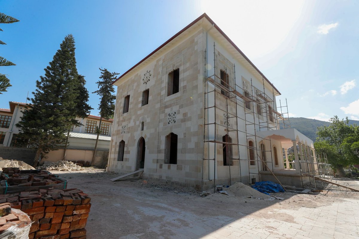 📍Hatay

Tarihi Valilik Binası - Tarihi Valilik Konutu

🏛️Mimari yapılarıyla Hatay’ımızın en önemli simgelerinden olan, Tarihi Valilik Binası ve Tarihi Valilik Konutu restorasyon çalışmalarını yerinde inceleyerek devam eden çalışmalar hakkında yetkililerden bilgi aldık.
#Hatay