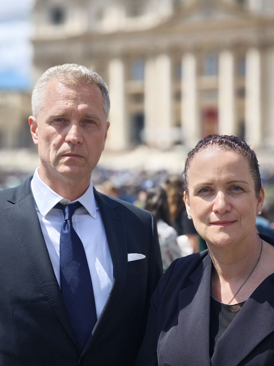 Die Bundestagsabgeordnete Nicole Höchst und der Europaabgeordnete Petr Bystron nehmen als offizielle Vertreter der Alternative für Deutschland (AfD) am Begräbnis von Papst Franziskus in Rom teil.

Mit ihrer Anwesenheit würdigen sie nicht nur das weltweite Wirken des verstorbenen