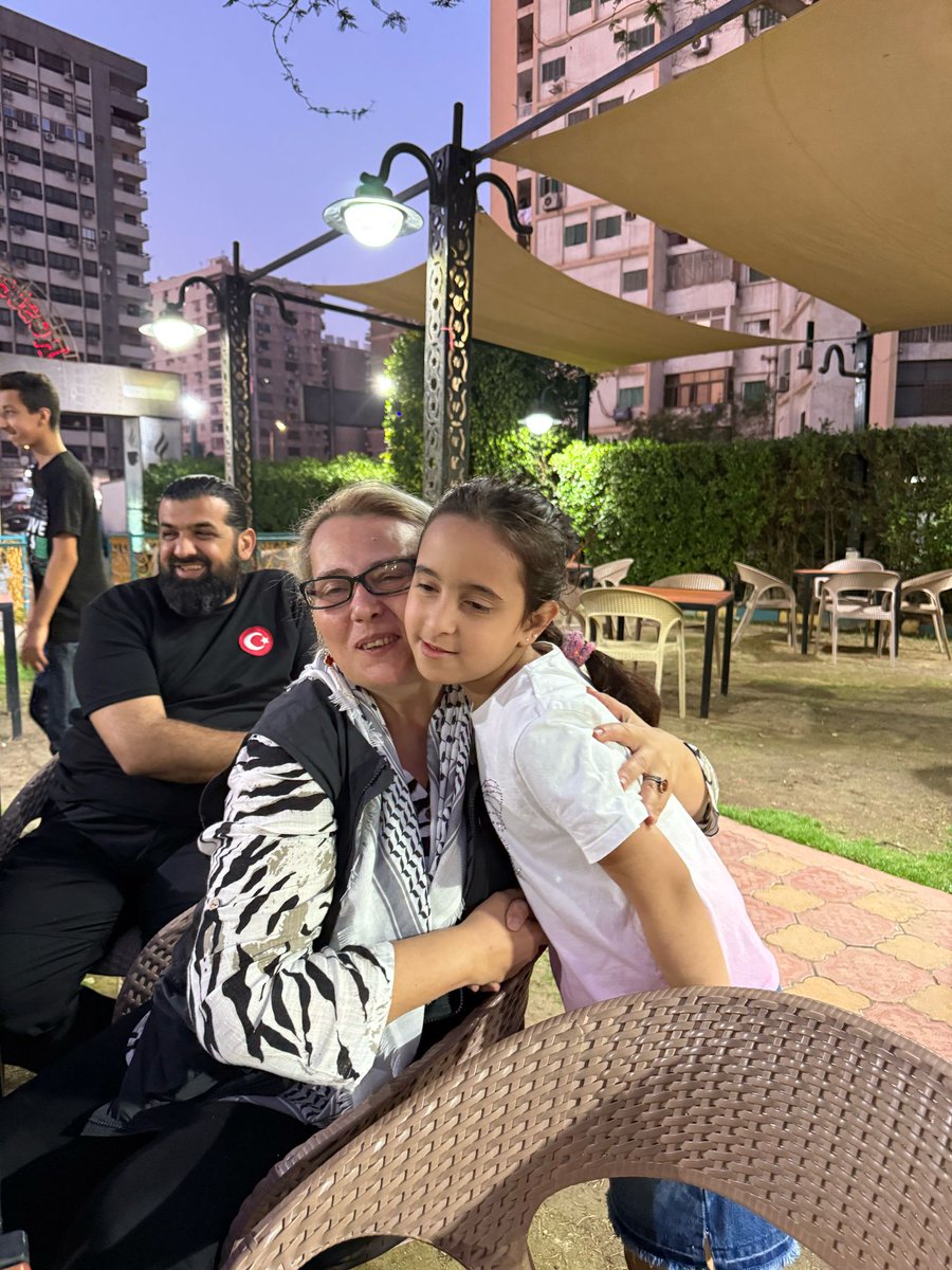 Aycin_Kantoglu's tweet photo. İzzetli, şerefli Gazzeli kardeşlerimizi tedavi gördükleri hastanelerde ve evlerinde ziyaret ettik.
#AndoludanGazzeyeBirNefes
#StopTheGazaGenocideNOW https://t.co/IOMSKqnNUZ
