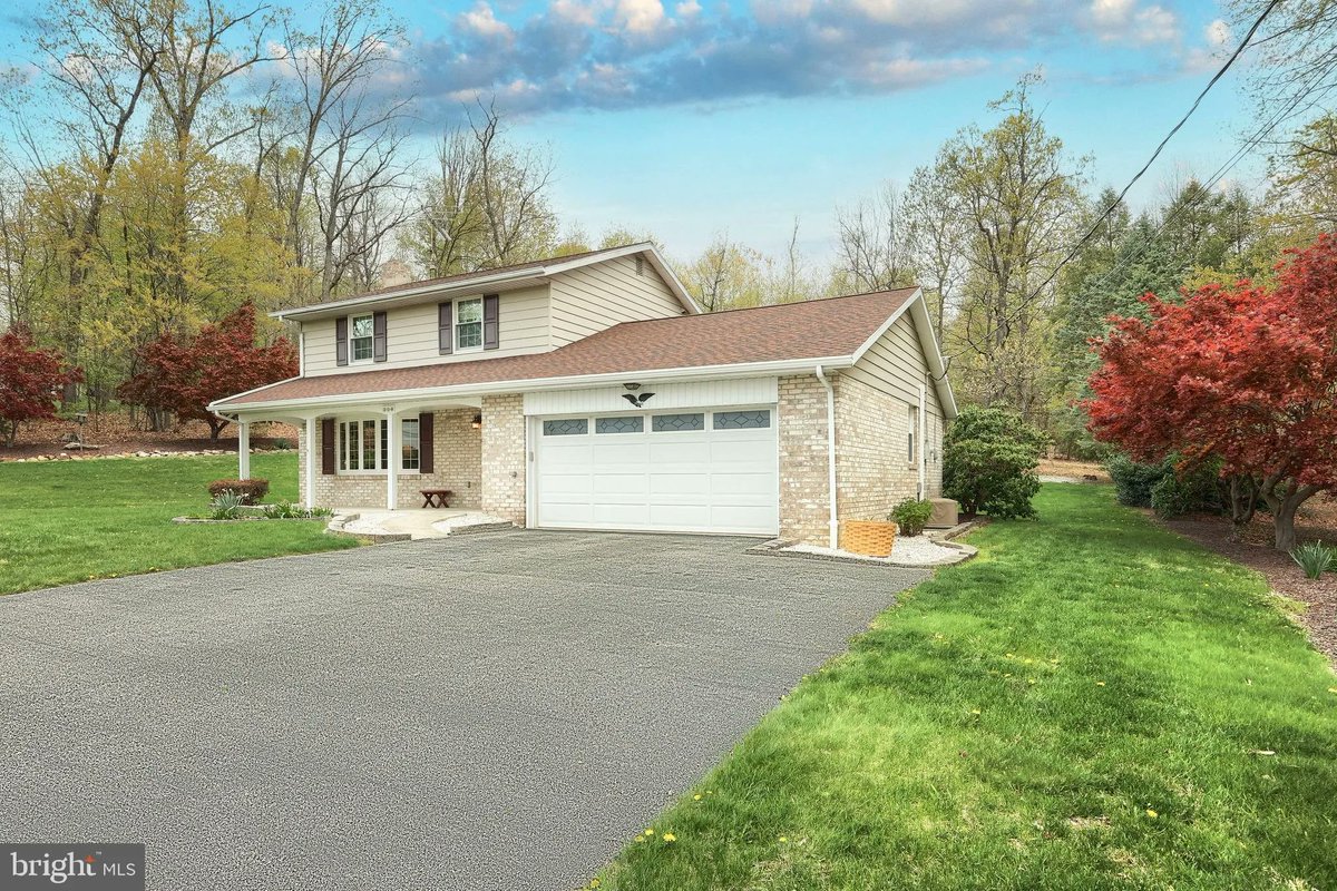 HomeInHanover's tweet photo. 358 Three Hill Road, Spring Grove, PA, 17362
3 bed | 2 bath 1452 Sq. Ft.
Active | 415000
https://t.co/LMNdyya8RX
Pigeon Hill Living at Its Finest! Enjoy breathtaking valley views in the front and a peaceful wooded retreat in the back this one-owner home is the perfect blend of... https://t.co/KIvodcKssX