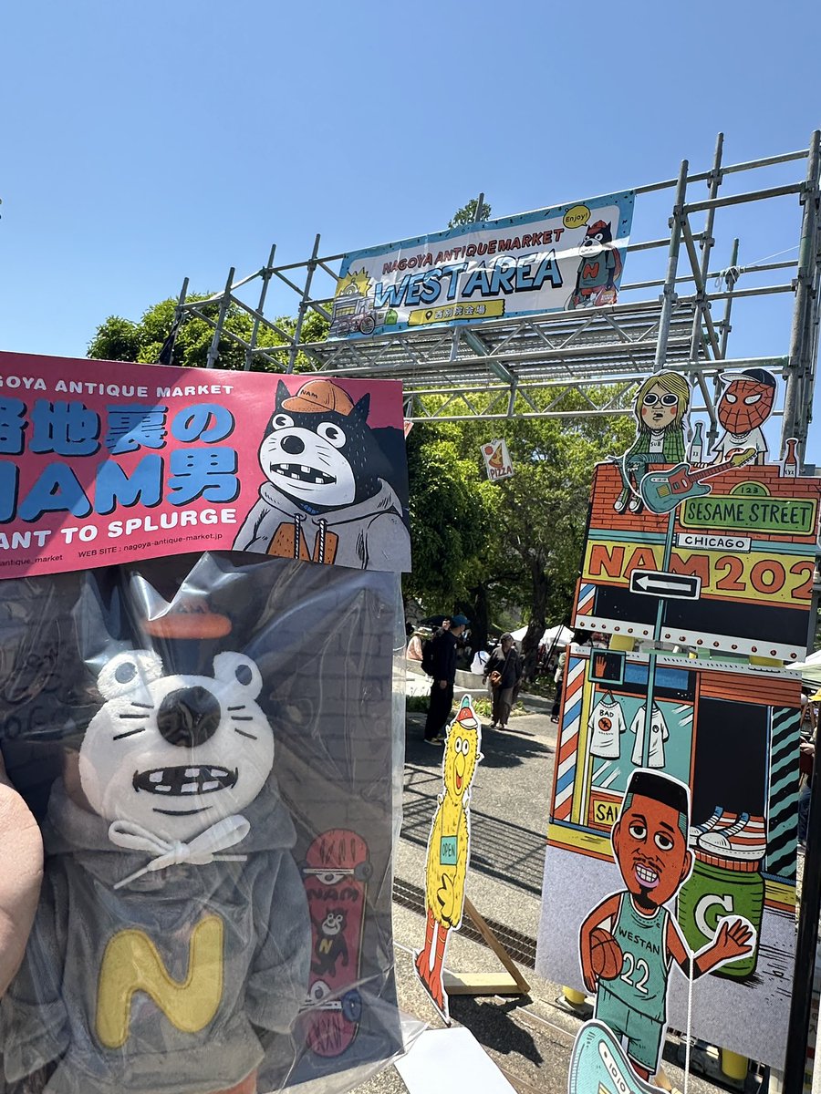 pod_records's tweet photo. 名古屋アンティークマーケット
@NagoyaAntique 
きたよ😊

裏路地のMAM男(@TMpaint )ぬいぐるみ買えた🧸
ってかすぐ売り切れすぎでしょ😅
クレイジージャーニーのヴィンテージTシャツのせいで…
昔のロックTシャツは人気ね☠️

色々回れて楽しかった😊

#tmpaint 
#histandard
#kenyokoyama
#podradio https://t.co/Ahr5Fs2zrS