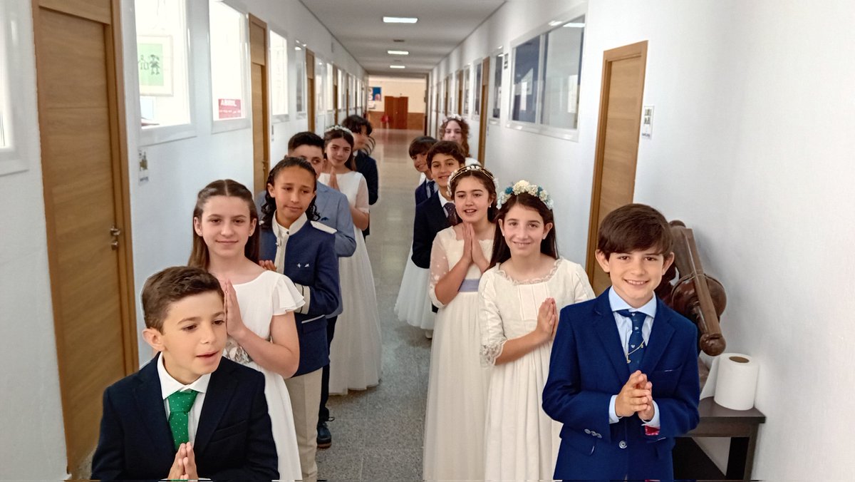MaristasHuelva's tweet photo. Finalizamos el primer día de comuniones... mañana más y mejor #TraslospasosdeJesús #DandoVida #BuenaJente https://t.co/hSWJW47A3s
