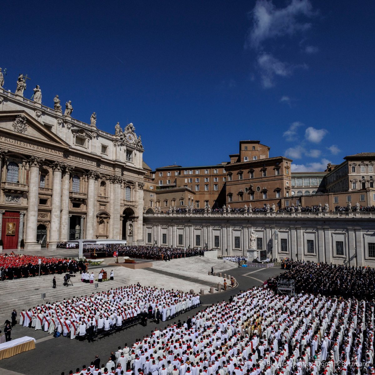 KanzlerScholz's tweet image. Die Welt nimmt Abschied von Papst Franziskus. Sein Aufruf zu Menschlichkeit und Brüderlichkeit bleibt.
