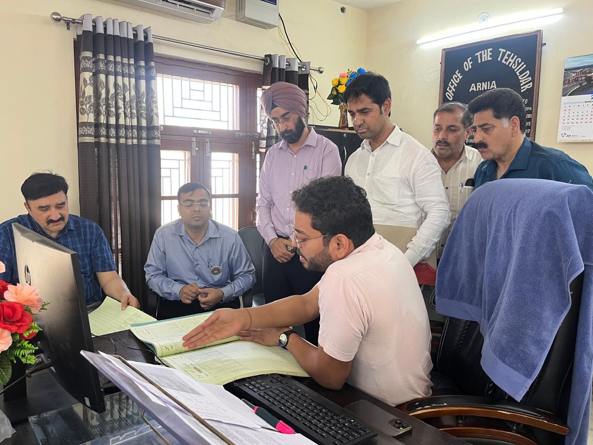 DC @justcsachin inspected Girdawari registrations in tehsil Arnia and Bishnah. ADDC <a href="/Thakurss111/">Thakur Sher Singh</a> and CEO JAKEGA Rupesh Kumar also accompanied him.
(1/2)
<a href="/diprjk/">Information & PR, J&K</a>