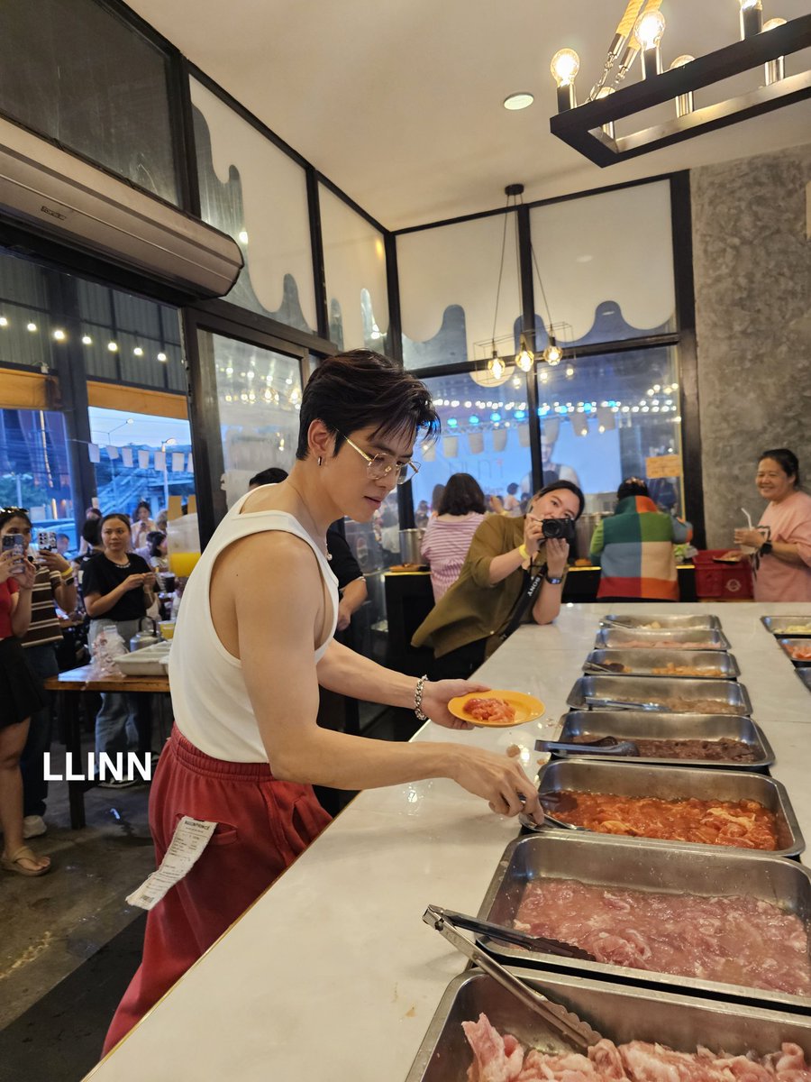 kkwealin's tweet photo. แกรร..ขอคนเข้าใจเรา 
พระเอกช่องวัน กับ ฟีล กิน หมูทะ ด้วยกัน กับ แฟนคลับบ.. 🥹
FILM BD PARTY2025

#KeepGrowingFilm2025
#FilmThanapat 
#ฟิล์มธนภัทร
@film_tnp20 https://t.co/JQO0VBi1hu