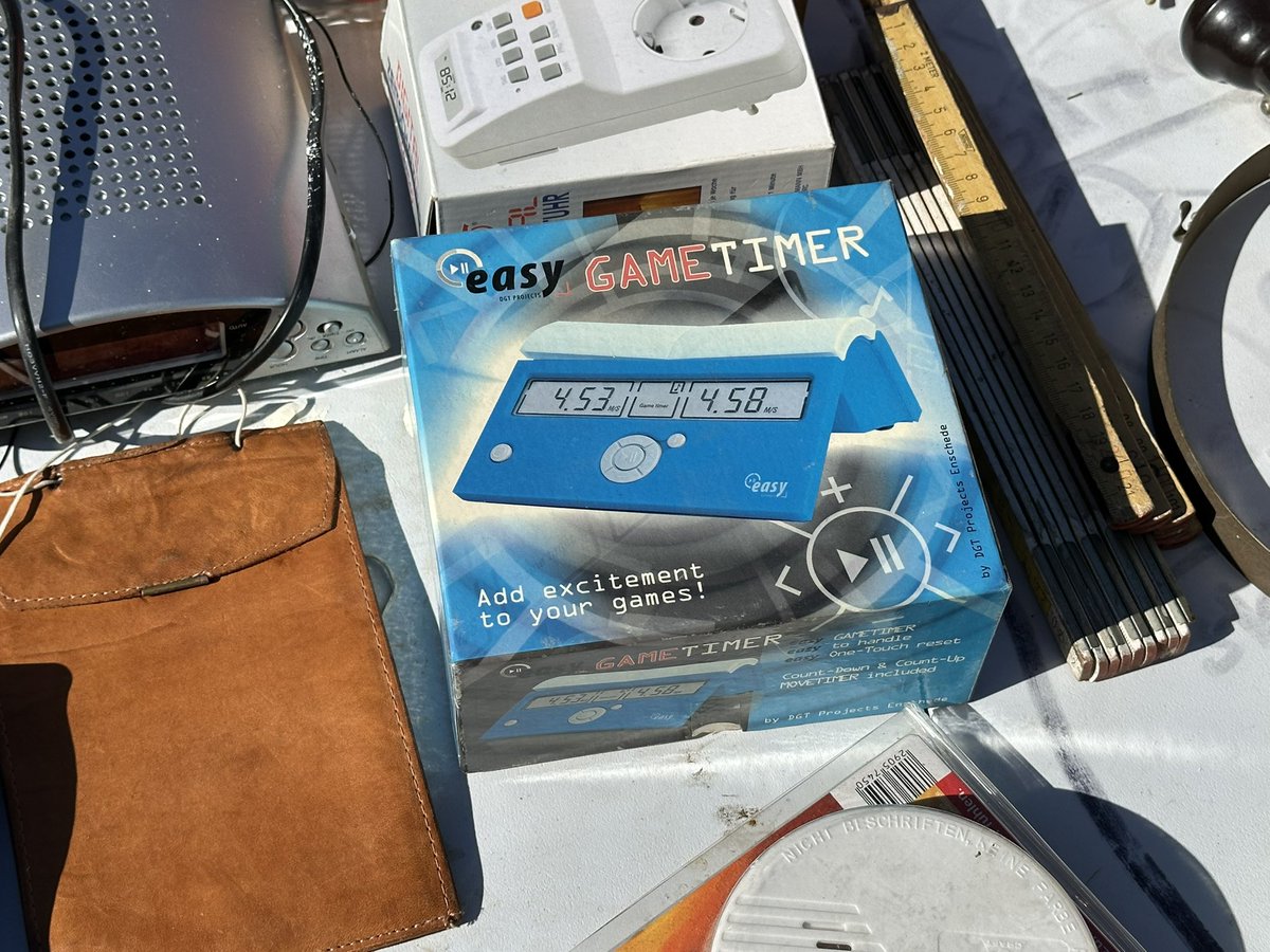 JoachimHesse's tweet image. Hardware-Cheats auf dem #Flohmarkt für öde Spiele: #GameTimer - „Add excitement to your games!“ Nächste Stufe: Bei Lebensverlust einen Schnaps trinken.