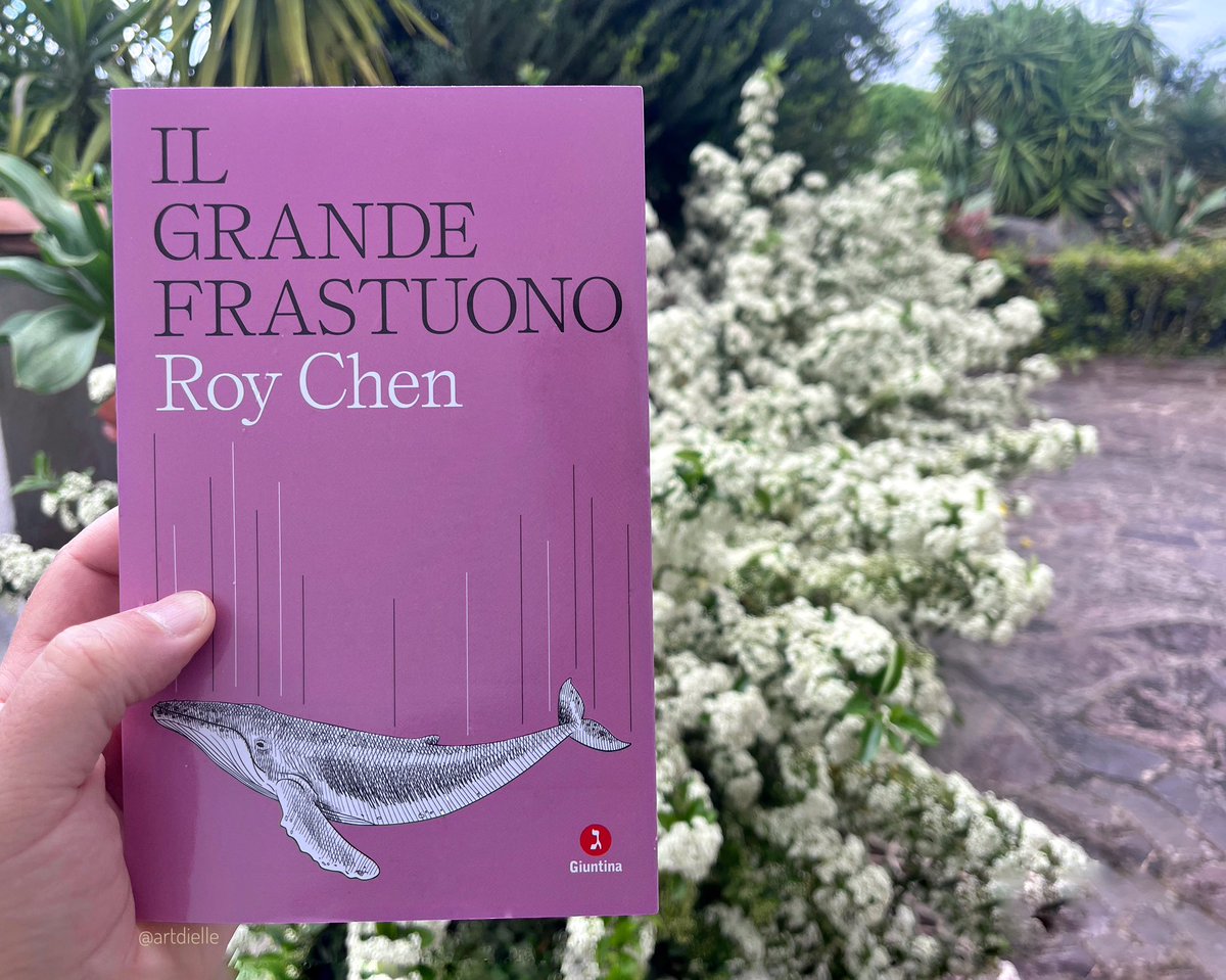 Per l’appuntamento di #CosaLeggoNelWeekend io sono immerso ne “Il grande frastuono” di Roy Chen. E voi, cosa state leggendo?
Il romanzo edito da <a href="/giuntina1980/">Giuntina</a> intreccia le vite di tre donne israeliane – Gabriela, Noa e nonna Tzipora – in una giornata densa di emozioni, tra Tel