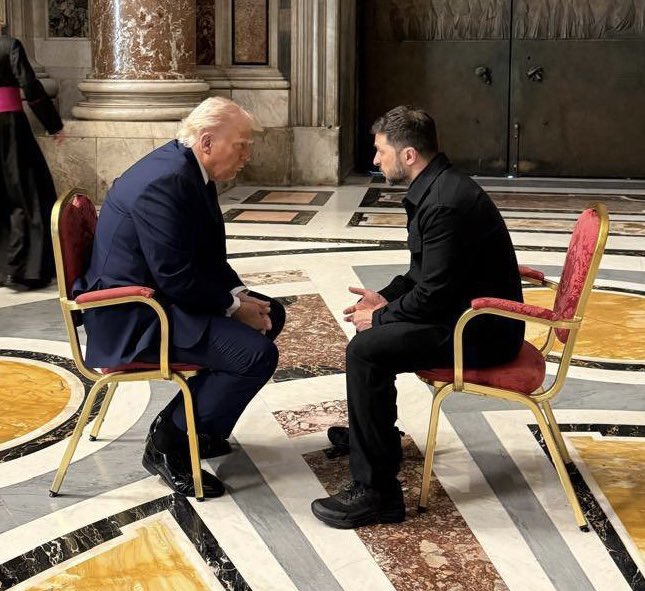 Francisco diría socarrón: “Me he tenido que morir para que estos dos se sienten a hablar…”