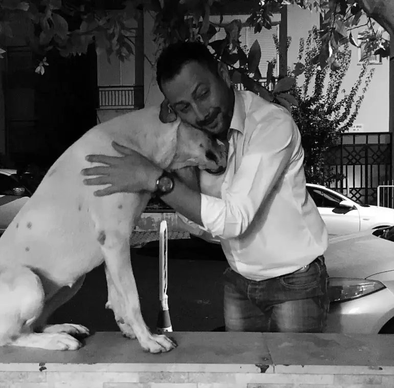 How could anyone gun down this sweet dog because she was barking 🇹🇷

12 years old &amp; loved by everyone around her

She passed away

I am tired of protecting so many alone, I am afraid of the streets, everyone is afraid, who is next?

hurriyet.com.tr/gundem/antalya…