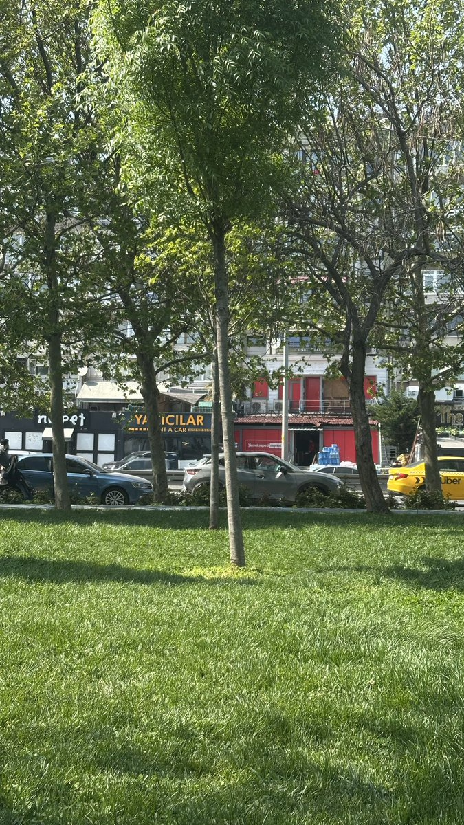 #deprem riskinden dolayı evden çıkıp #Zeytinburnu sahile gelmemizle beraber, sahil kenarına park edilen araçların fotoğraflarını trafik polisi bir bir çekti. #Deprem zamanı insanlar başka nereye gidecekler? Bu süreçte ceza yazılması ne kadar doğru?