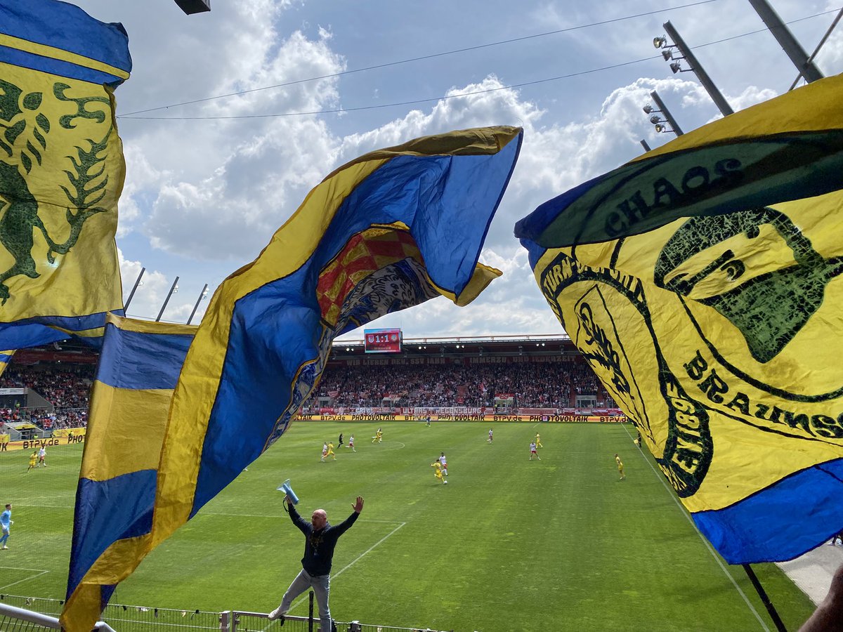warnurspass's tweet photo. Bis hierhin zwar insgesamt solide, aber durchaus mit Luft nach oben
Grüß Gott aus Regensburg!
#SSVEBS #immerblaugelb https://t.co/0Egl8gHw19