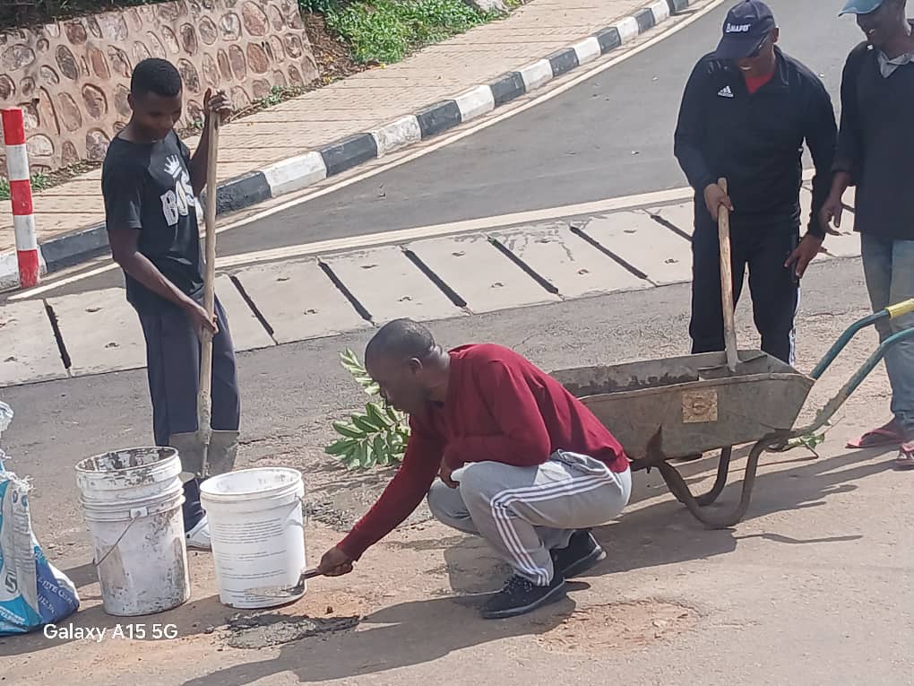 Kimihurura Sector (@kimihururas) on Twitter photo #Kimihurura Sector
Umuganda rusange usoza ukwezi kwa Mata 2025 wibanze ku bikorwa byo :
1.Gusiba ibinogo mu muhanda
2.Gusibura inzira z' amazi
3.Gutunganya imihanda y' imigenderano.
4.Gutema ibihuru bikikije umuhanda
<a href="/CityofKigali/">City of Kigali</a> <a href="/Gasabo_District/">Gasabo District</a> #Kimihurura Sector
Umuganda rusange usoza ukwezi kwa Mata 2025 wibanze ku bikorwa byo :
1.Gusiba ibinogo mu muhanda
2.Gusibura inzira z' amazi
3.Gutunganya imihanda y' imigenderano.
4.Gutema ibihuru bikikije umuhanda
<a href="/CityofKigali/">City of Kigali</a> <a href="/Gasabo_District/">Gasabo District</a>