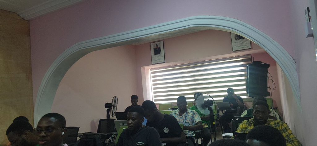 briamanor's tweet image. Live at #BaseBatches Accra! 🚀 Vibing with builders, ideating dApps, &amp;amp; chasing that 1.5ETH prize + $1M funding shot. Let’s build on Base! 🇬🇭💪 #basebatch Accra @baseworkshops  @DruxAMB @Pie_Arr_Square  #AccraTech #Web3 #BuildOnBase @brienterprise
