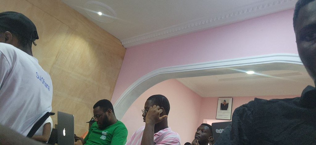 briamanor's tweet image. Live at #BaseBatches Accra! 🚀 Vibing with builders, ideating dApps, &amp;amp; chasing that 1.5ETH prize + $1M funding shot. Let’s build on Base! 🇬🇭💪 #basebatch Accra @baseworkshops  @DruxAMB @Pie_Arr_Square  #AccraTech #Web3 #BuildOnBase @brienterprise