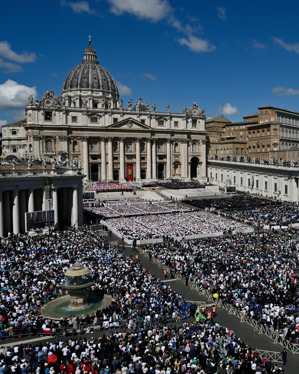 The absolute majesty of St. Peter’s Basilica, St. Peter’s Square, and Bernini’s colonnade, which embraced the faithful in a single, immense, sacred architectural and divine embrace ✨✝️

Vatican City 🇻🇦