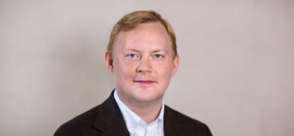 Det här är <a href="/denniswedin/">Dennis Wedin</a> (M).

Han tycker synd om Stockholm för att MFF o Elfsborg är bättre på fotboll o Leksand är bättre på hockey. (Sant)

Så han vill inte att Stockholm ska betala till utjämningen längre. 

Men han har glömt att Stockholm finansieras av hela landet! 🧵