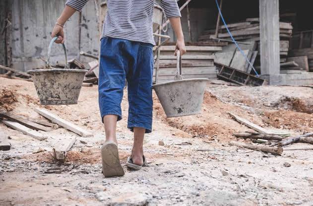 Kahramanmaraş'ta TOKİ deprem konutlarına çalışan 16 YAŞINDAKİ çocuk işçi Diyar, çalıştığı şantiyede intihar ederek yaşamına son verdi...