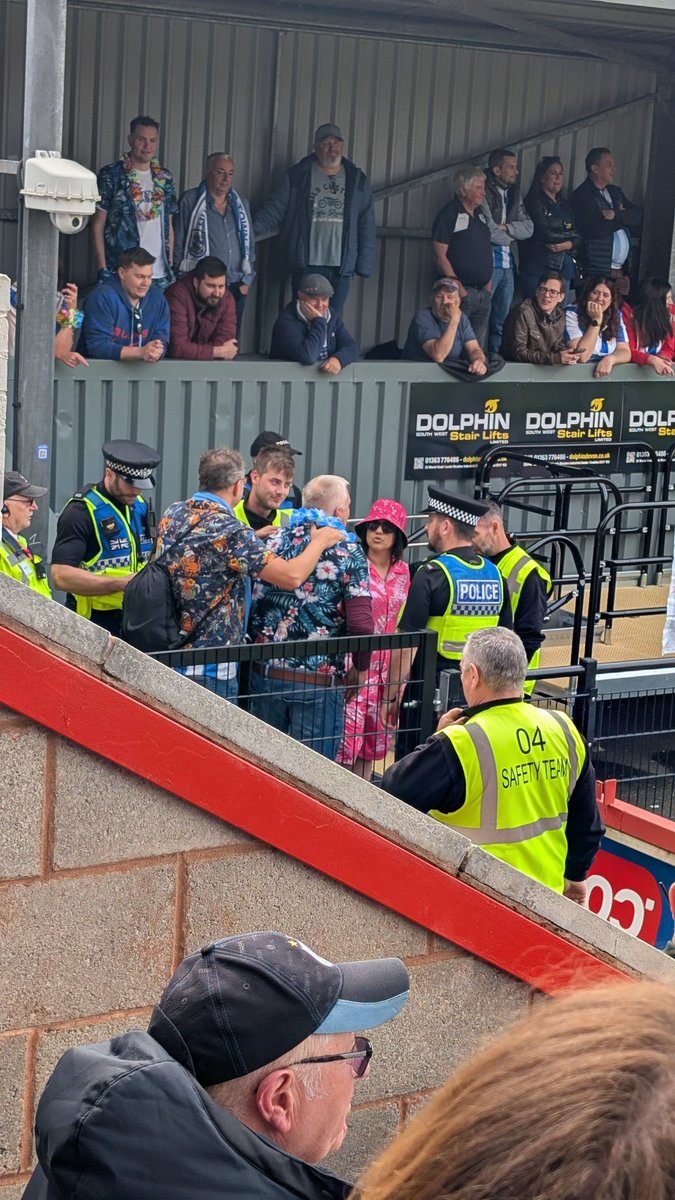 andybanksamazon's tweet photo. Bye bye pie man. Pie man bye bye. #htafc https://t.co/mWtASuwGJ0