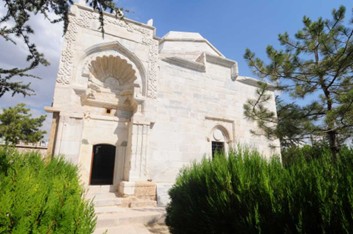 Âşık Paşa (ö. 733/1332)
Âşık Paşa, XIV. Yüzyılda yaşamış şair ve mutasavvıftır. Vefâiyye tarikatının önde gelen isimlerindendir. Hem ilim hem tasavvuf terbiyesiyle yetişmiş, eserleriyle Anadolu’nun İslamlaşmasına ve Türk dilinin gelişimine katkı sağlamıştır.
