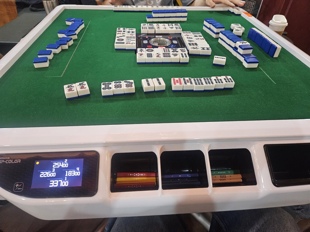 오프라인 마작 재밌당 ㅎㅎㅎ

#작혼리치마작 #2주년 #마작카페