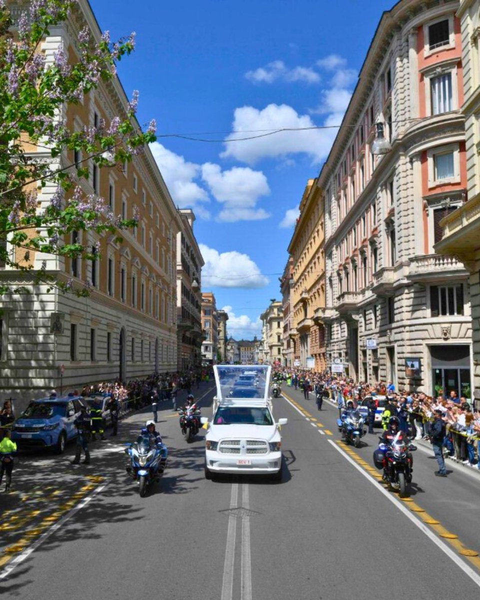 VaticanNews's tweet photo. Pope Francis' mortal remains are carried aboard the popemobile through the streets of Rome to their eternal resting place at the Basilica of St. Mary Major, and his coffin pauses for a final salute to the ancient icon of Mary Salus Populi Romani. https://t.co/i7CameHuDQ
