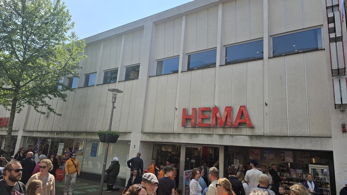 actionshotnl's tweet photo. @HEMA Jullie pand in Apeldoorn hoofdstraat zou wel wat onderhoud appreciëren, of investeren jullie niet in jezelf? 🤔 https://t.co/lh7ebJksDN