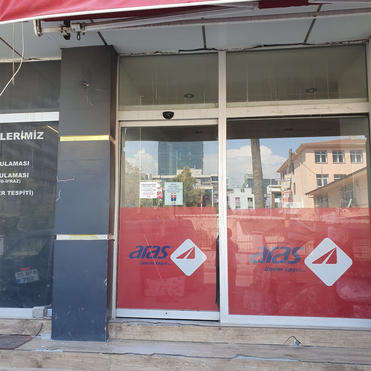 tamererkek's tweet photo. Bugün cumartesi saat 15:00’e kadar çalışması gereken Aras kargo neden saatinden önce kapatmaktadır ve bizi meşgul duruma düşürmek tedir. @araskargo @ArasKargoDESTEK @araskargosk https://t.co/irTiAFxW3P