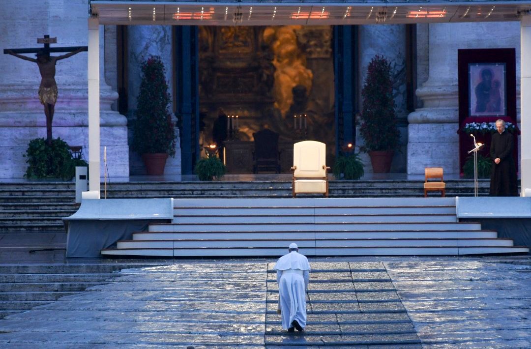 josemarimayoral's tweet photo. El Papa Francisco oró por todo el mundo en un momento muy duro y hoy todo el mundo ora por él. https://t.co/dBoFcm3BAM